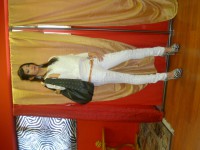 jeans bianco con strass e maglia lavorazione pizzo a rose 